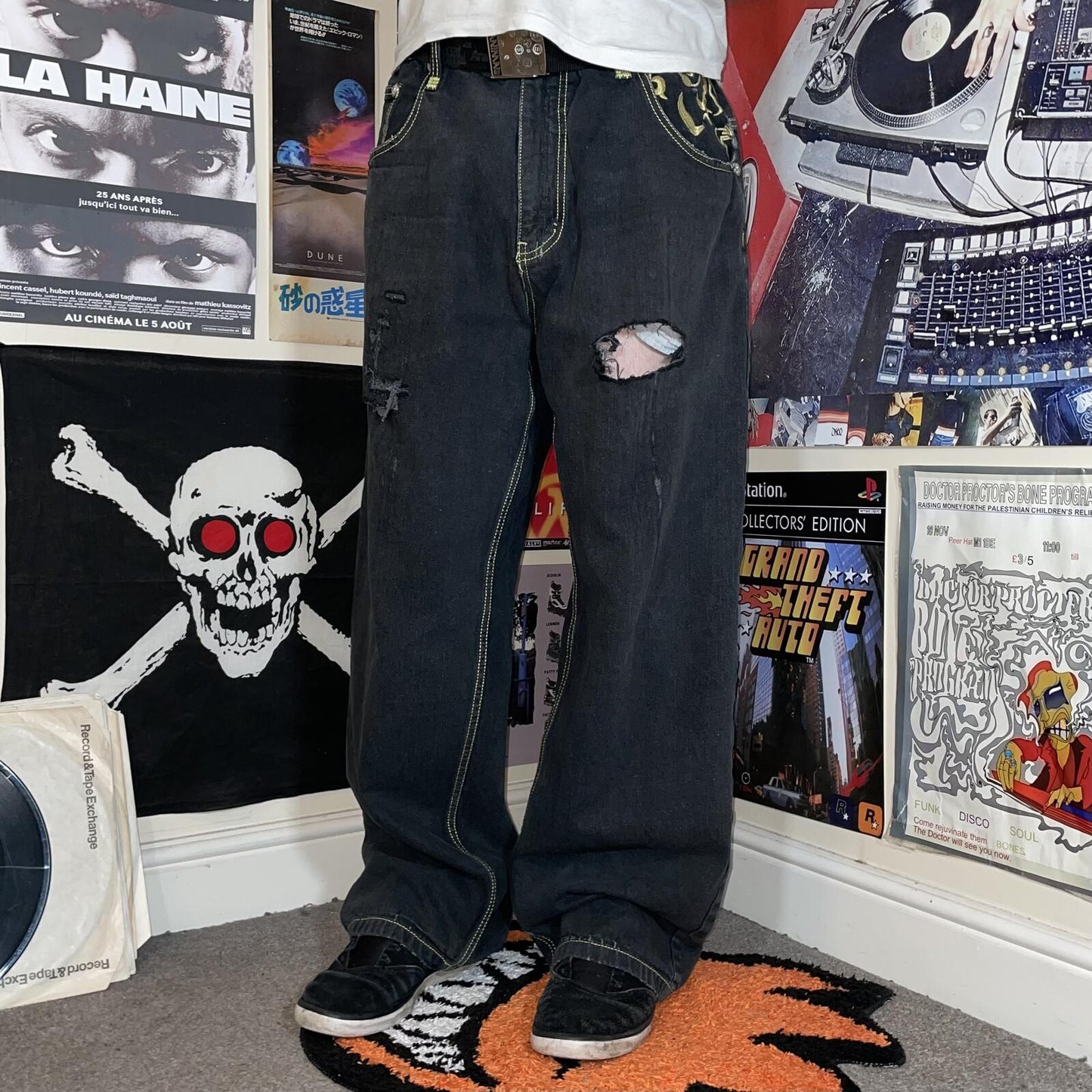 Jeunesse 00s Embroidered Gothic ‘Big P’ Black/Gold Baggy Jeans 40x31