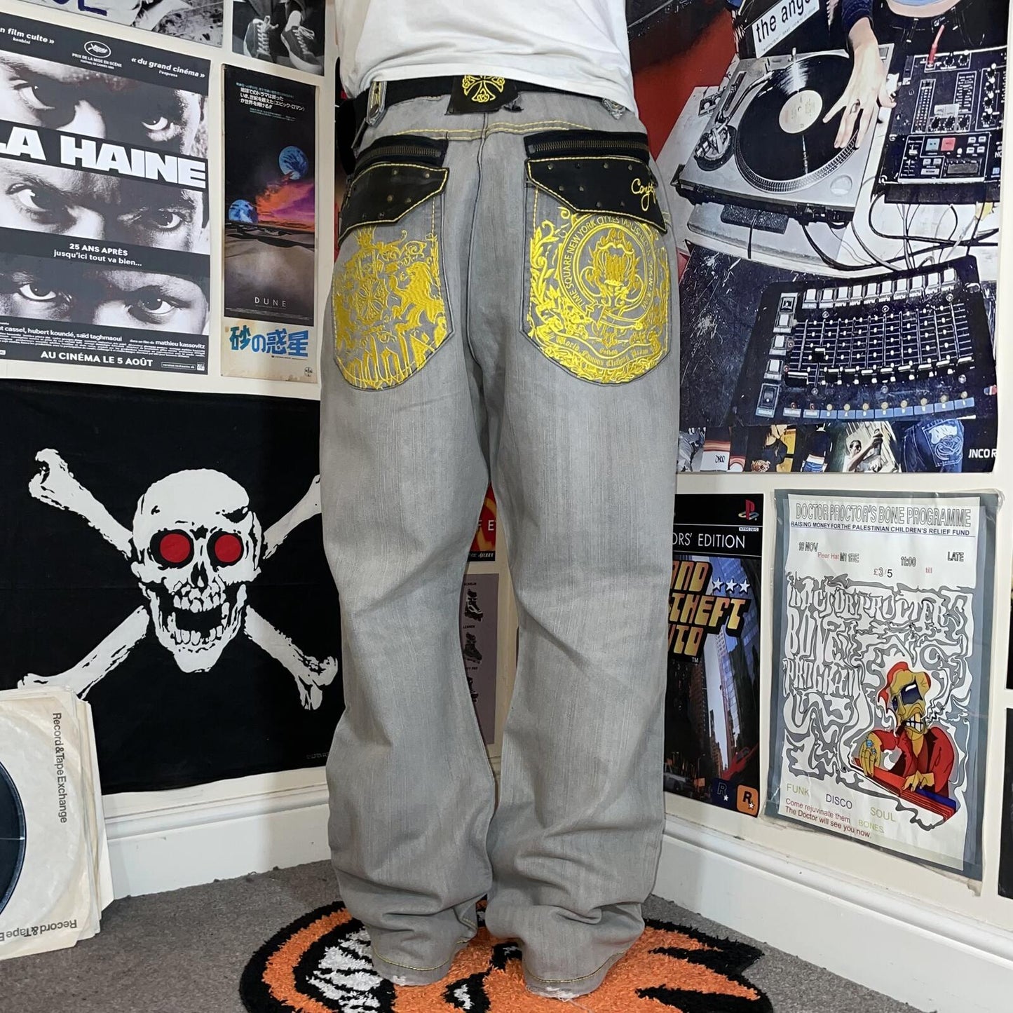 Competition 00s Embroidered Grey/Gold ‘Crests’ Baggy Jeans 40x32
