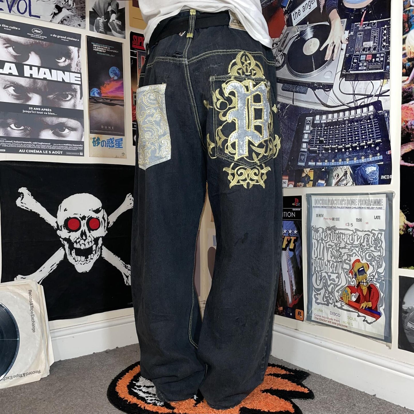 Jeunesse 00s Embroidered Gothic ‘Big P’ Black/Gold Baggy Jeans 40x31